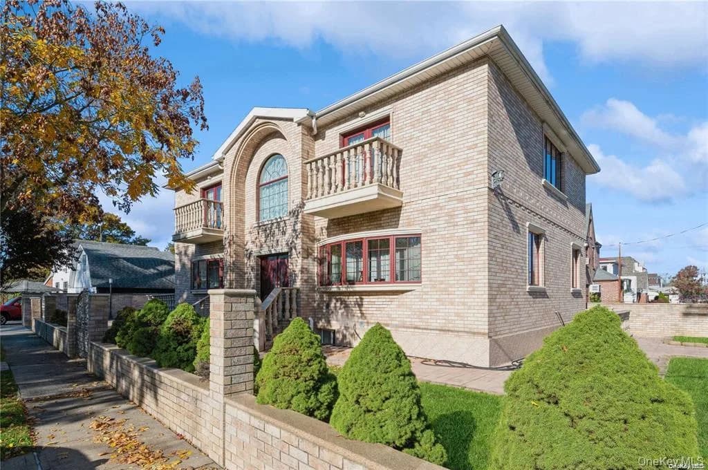 Single Family Residence in New York, NY
