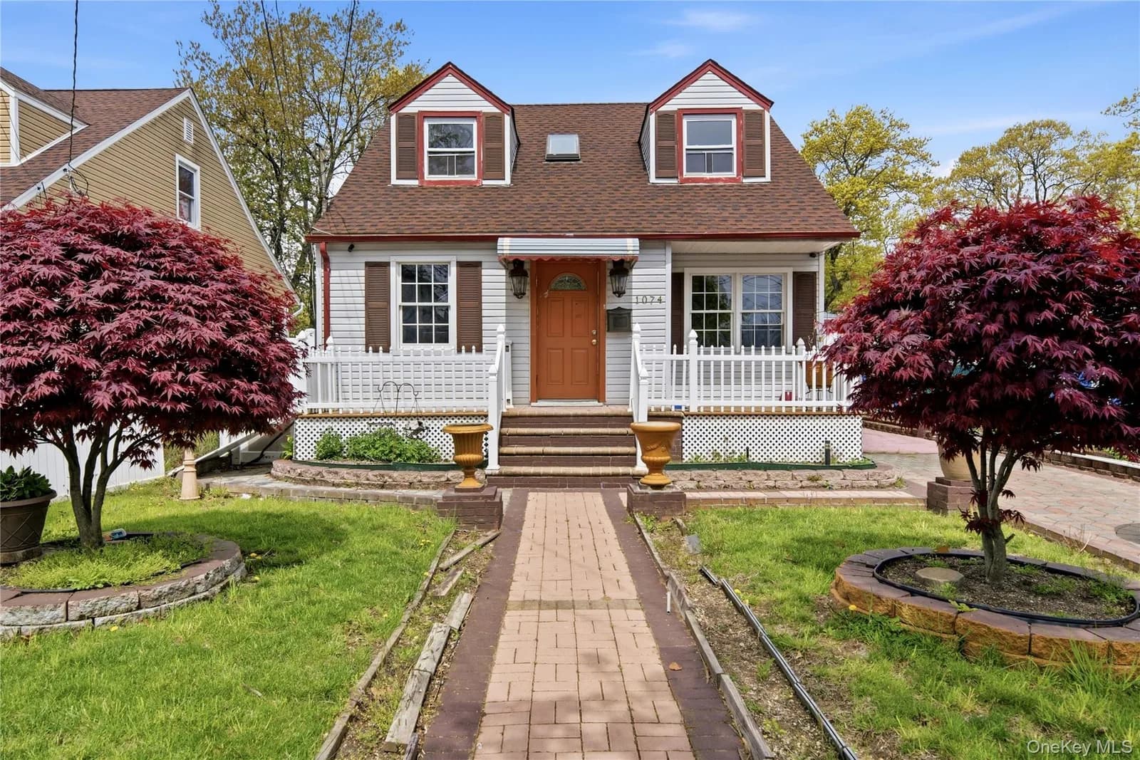 Single Family Residence in Hempstead, NY