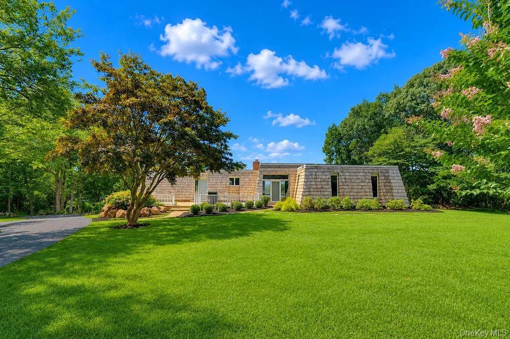 Single Family Residence in Southold, NY