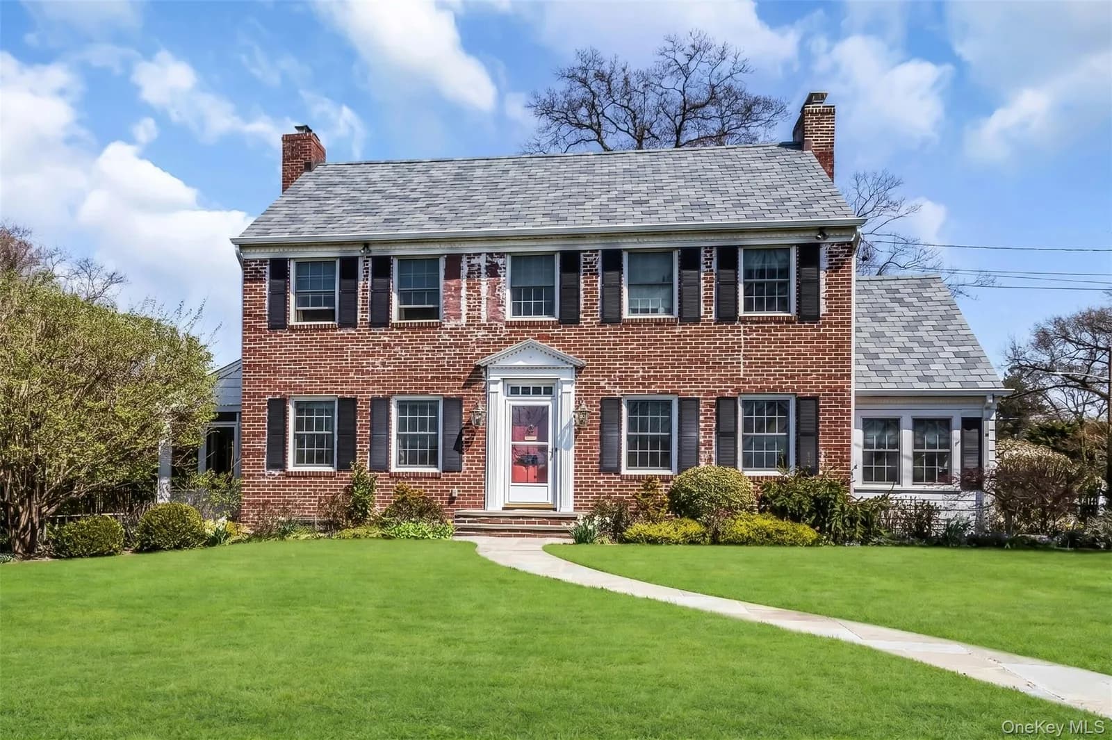 Single Family Residence in Hempstead, NY