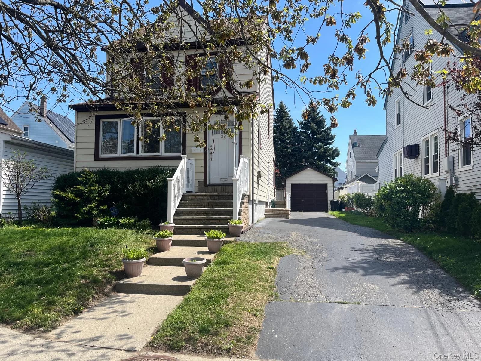 Single Family Residence in Hempstead, NY