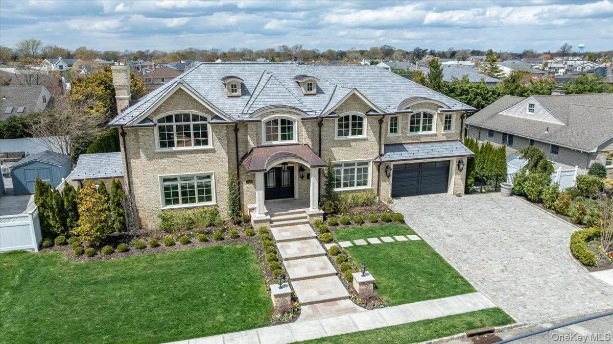 Single Family Residence in Oyster Bay, NY