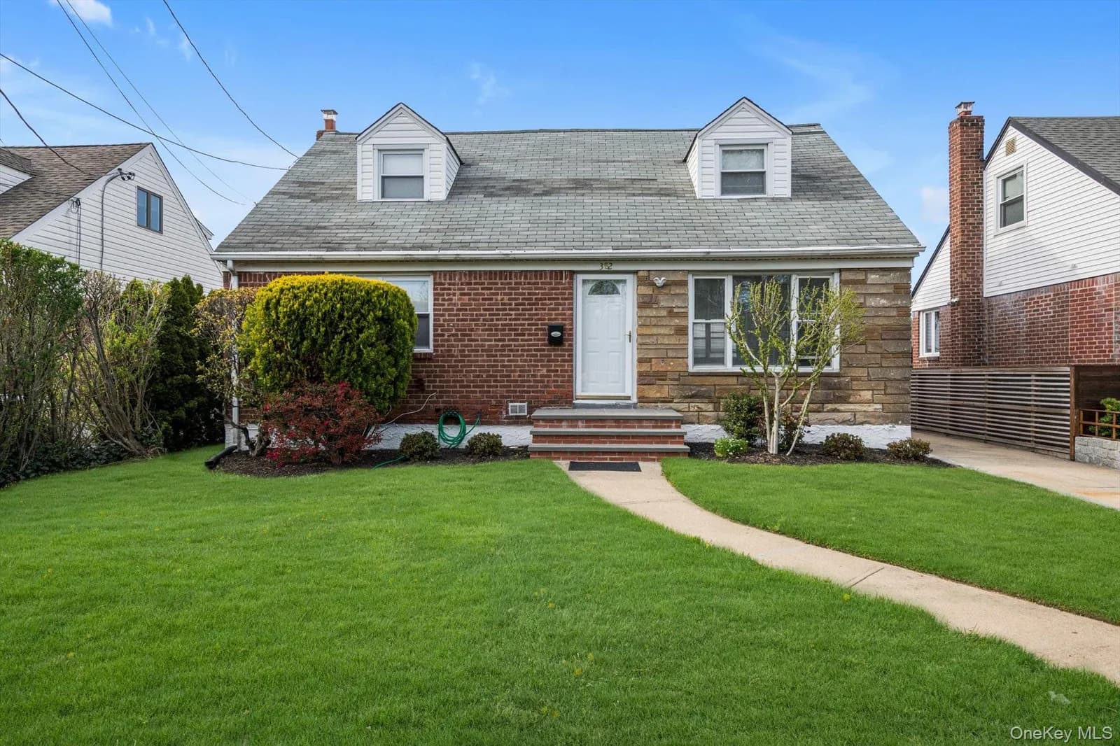 Single Family Residence in Hempstead, NY
