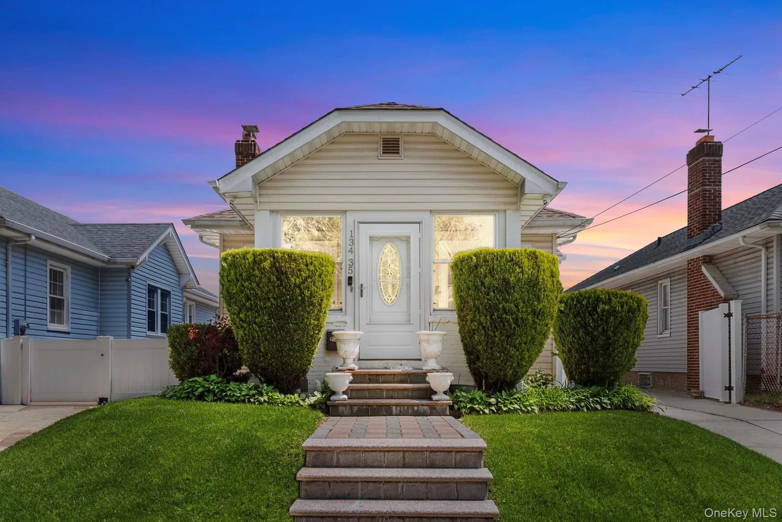 Single Family Residence in Laurelton, NY