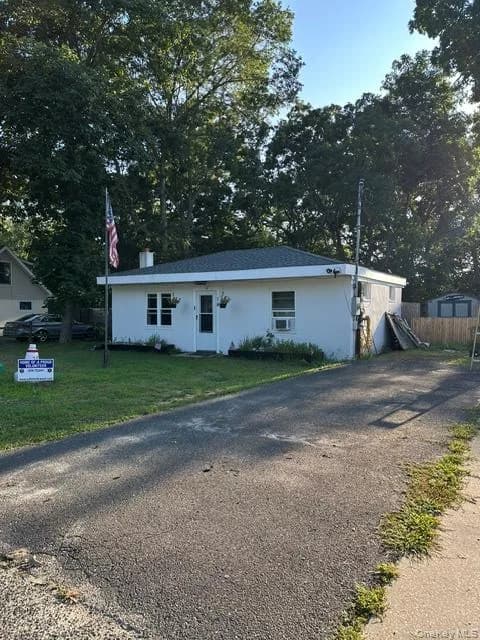 Single Family Residence in Southampton, NY