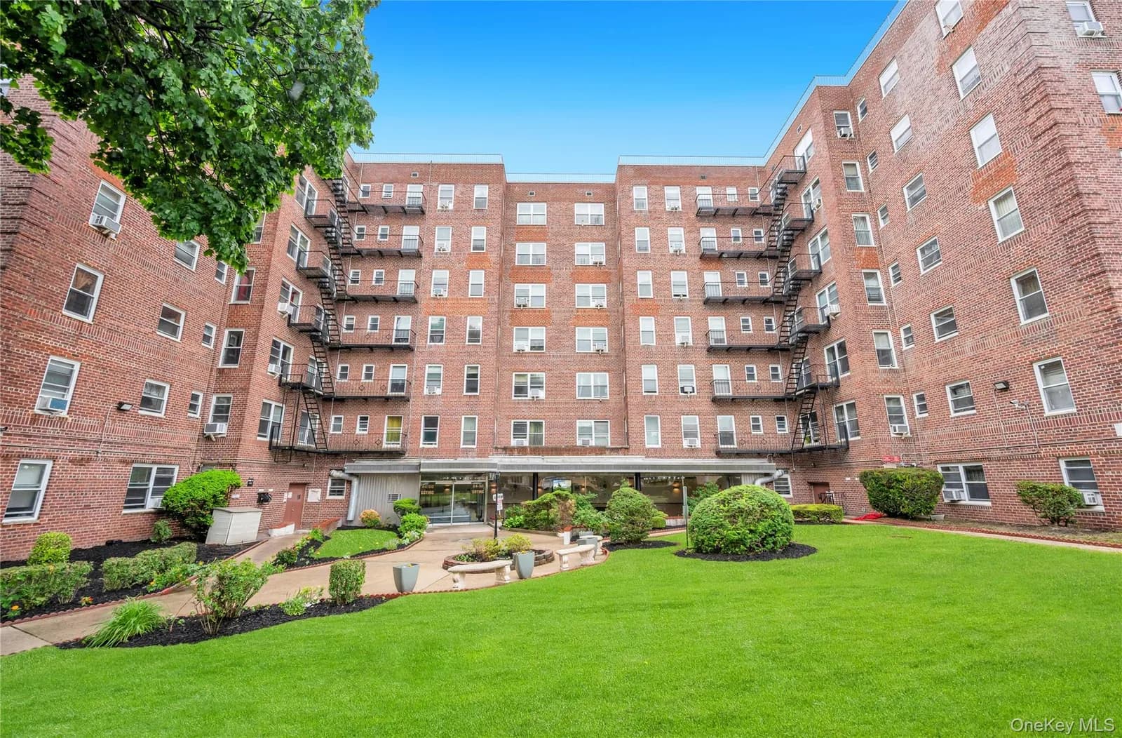 Stock Cooperative in Jamaica Hills, NY