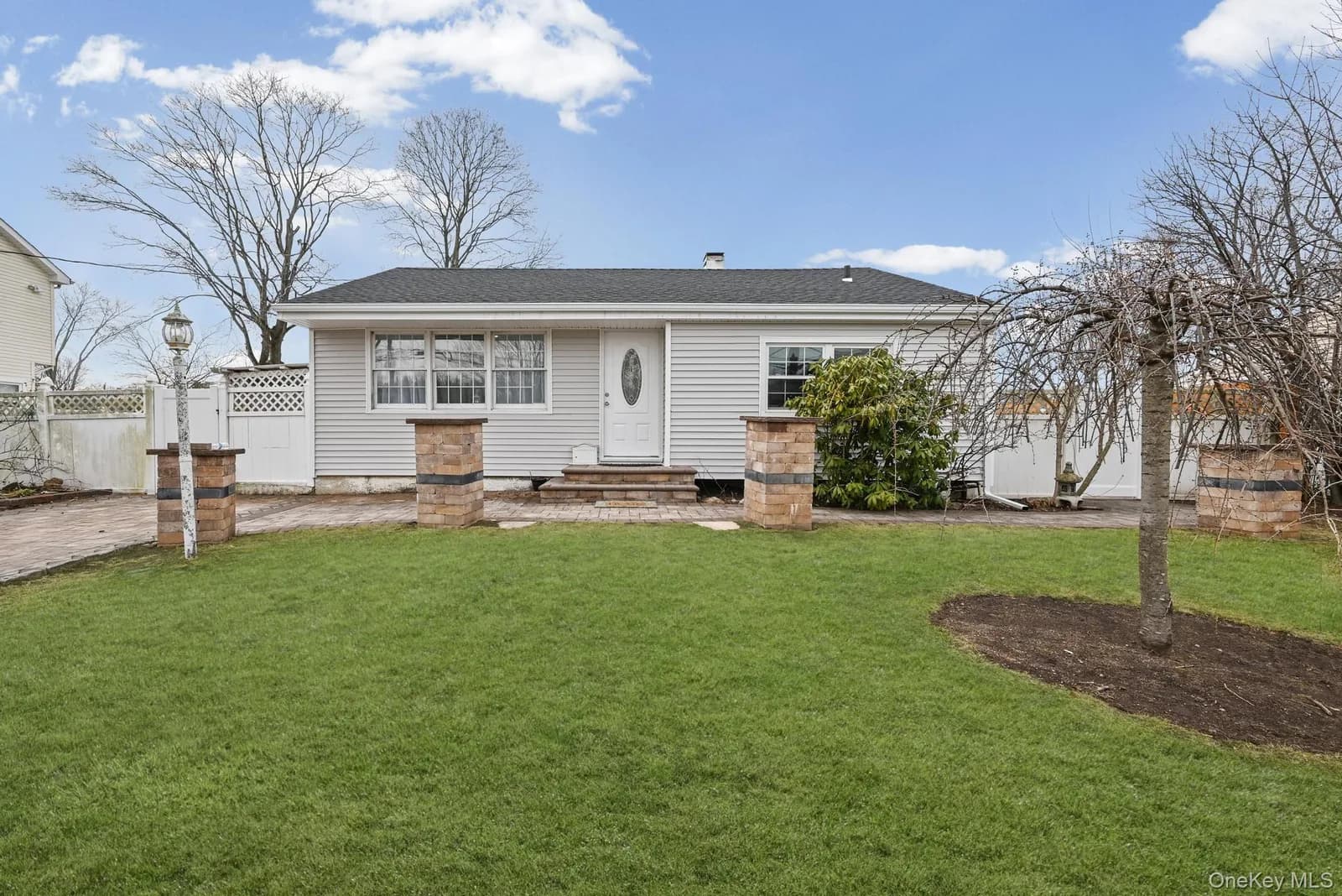 Single Family Residence in Islip, NY