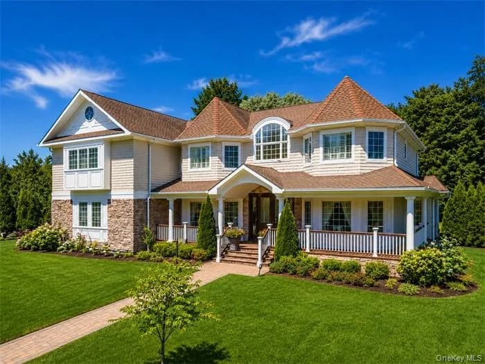 Single Family Residence in North Hempstead, NY