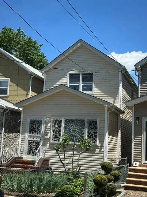 Single Family Residence in Woodhaven, NY