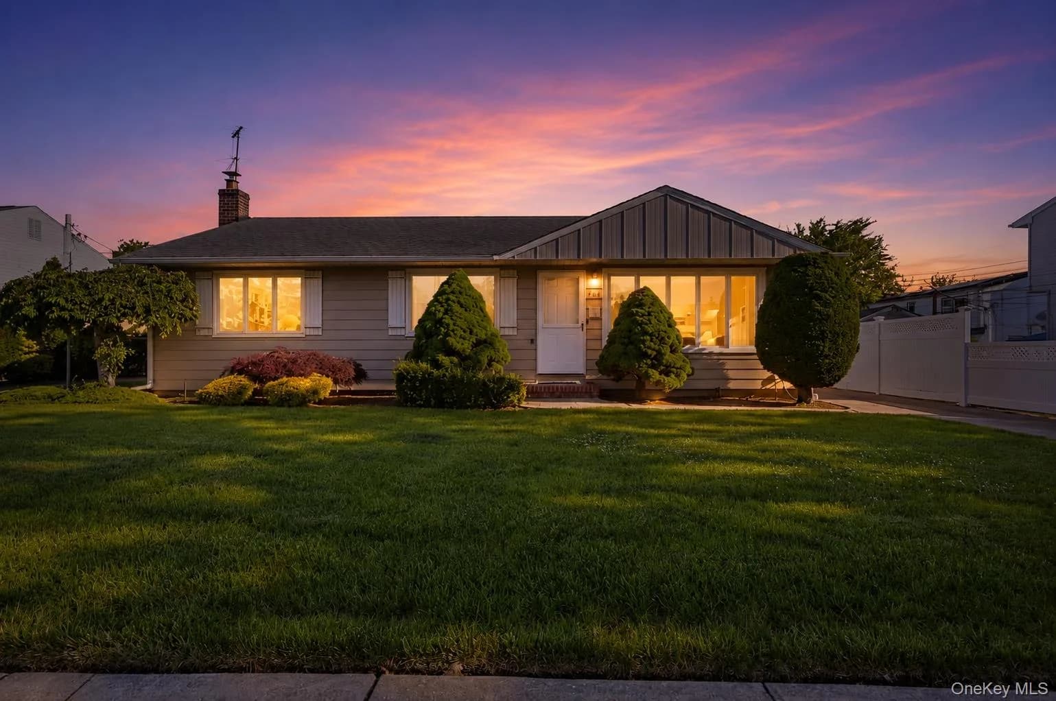 Single Family Residence in Hempstead, NY