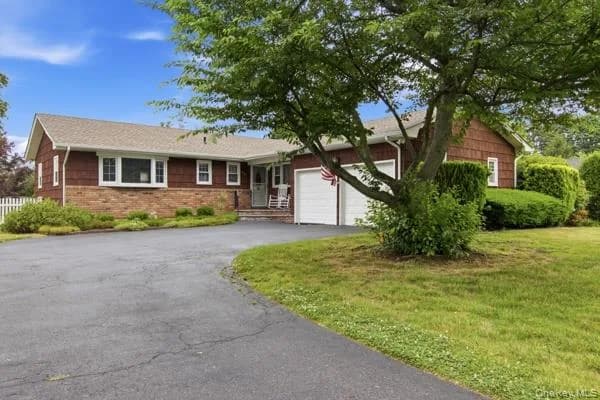 Single Family Residence in Islip, NY