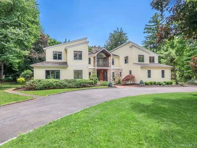 Single Family Residence in North Hempstead, NY
