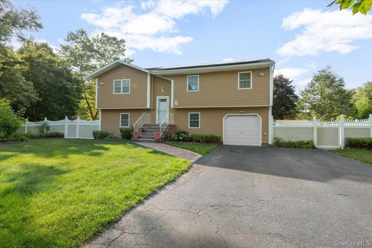 Single Family Residence in Babylon, NY