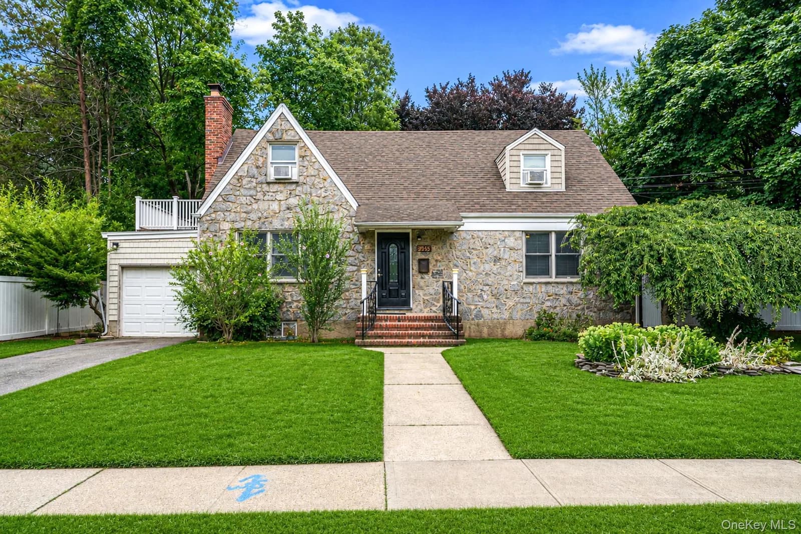 Single Family Residence in Hempstead, NY