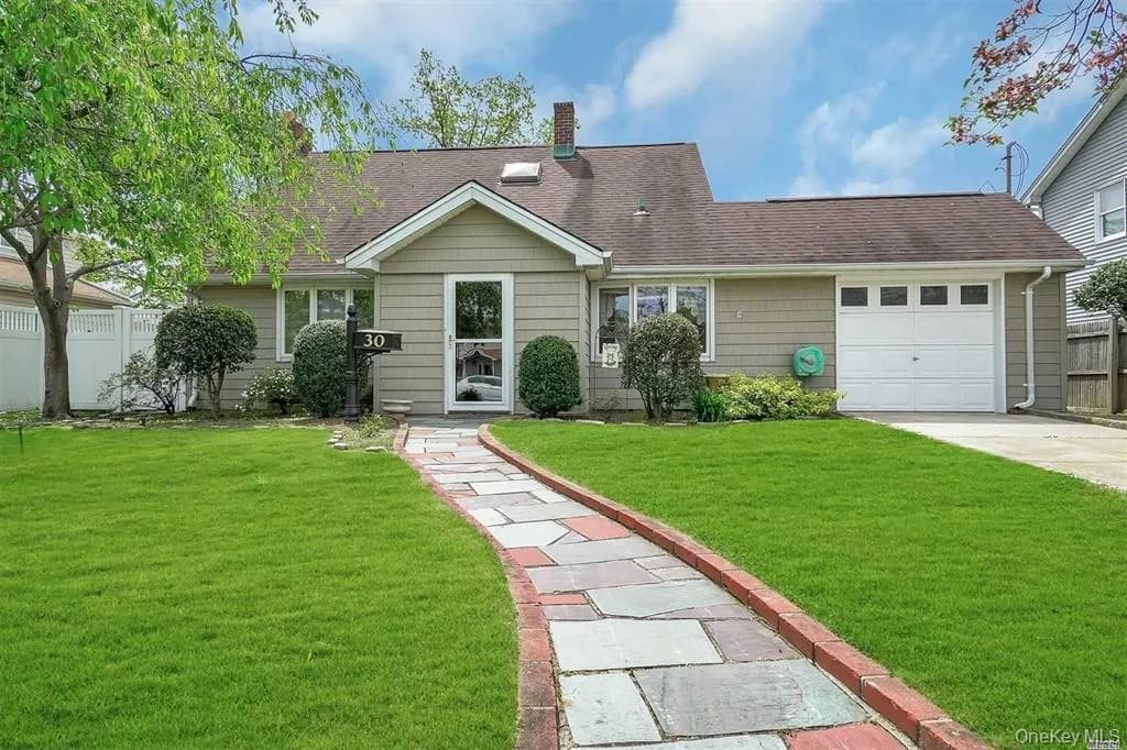 Single Family Residence in Hempstead, NY