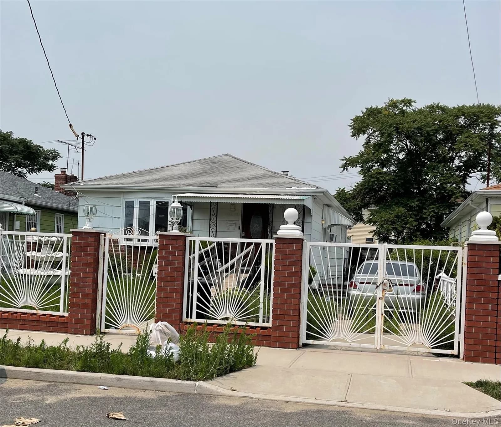 Single Family Residence in Springfield Gardens, NY