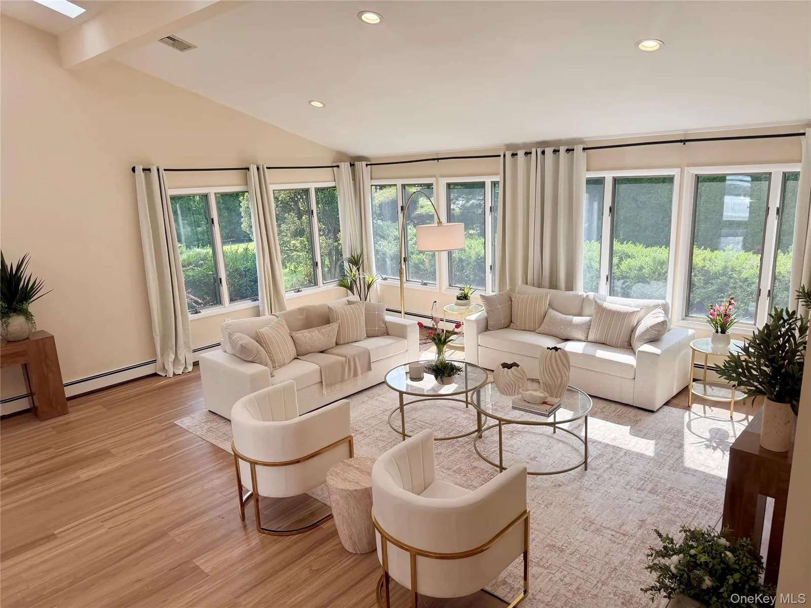 Single Family Residence in North Hempstead, NY