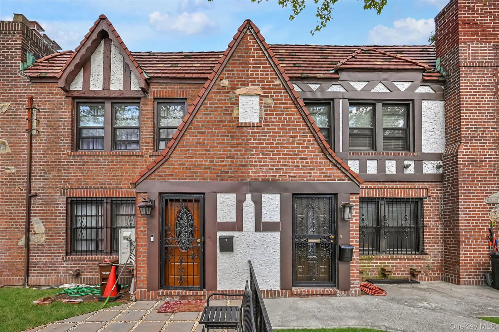 Single Family Residence in Springfield Gardens, NY