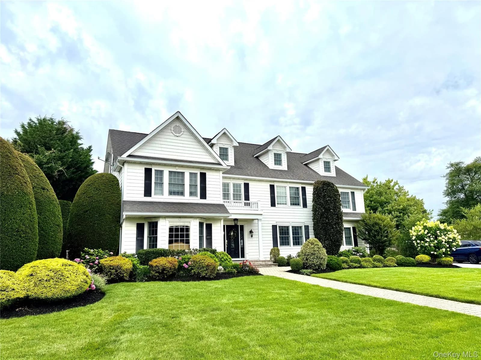 Single Family Residence in Oyster Bay, NY