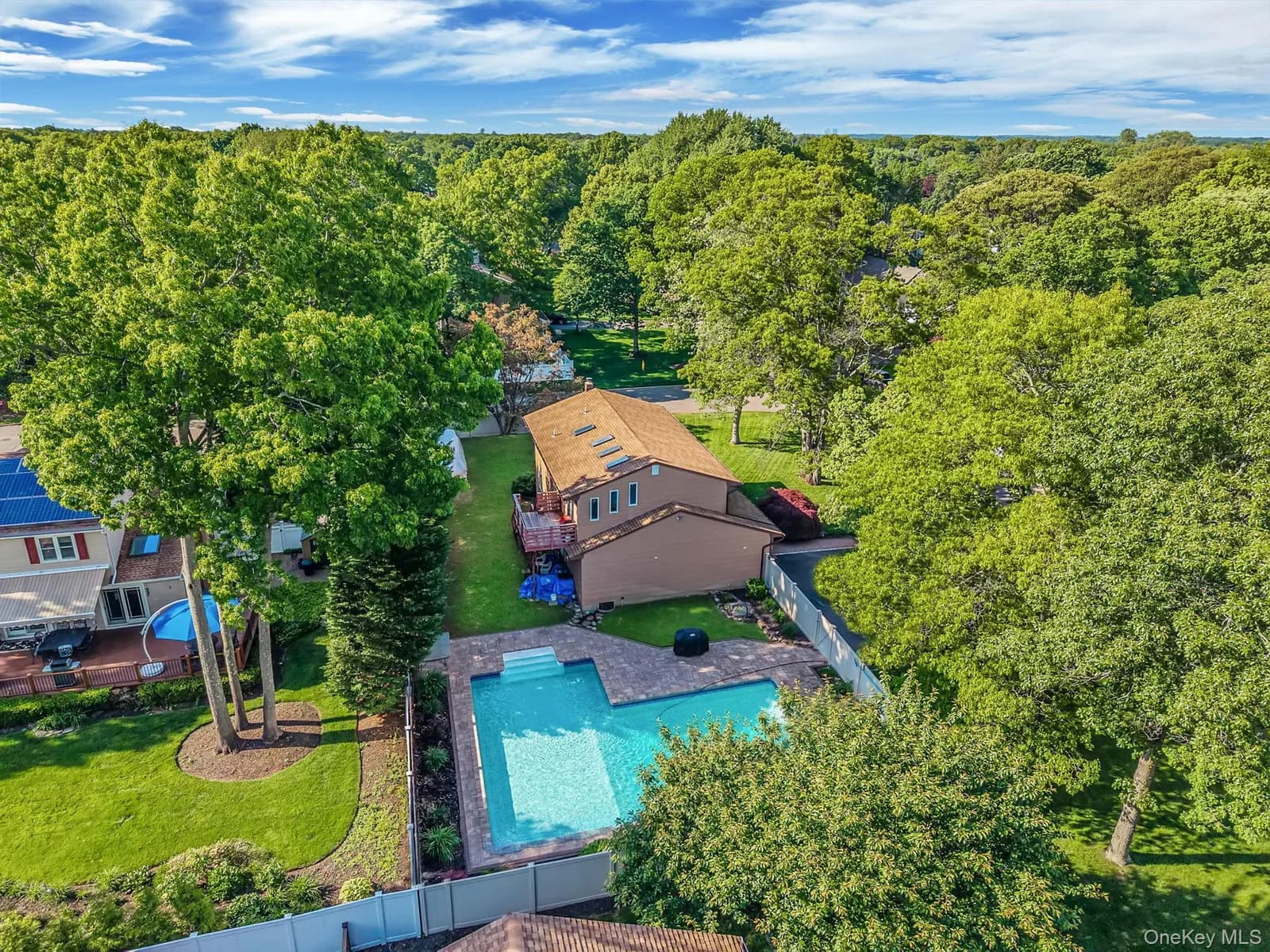 Single Family Residence in Smithtown, NY