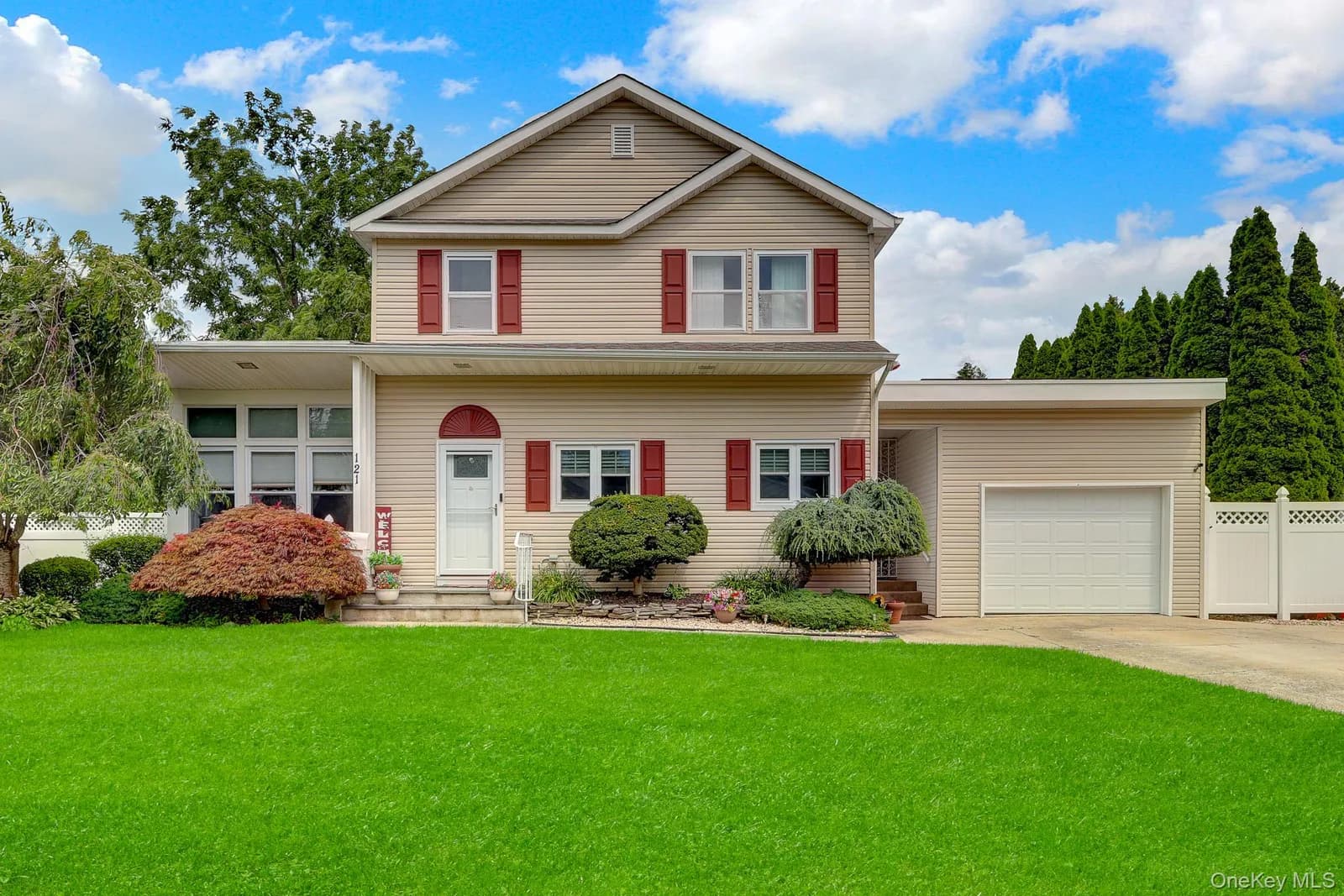 Single Family Residence in Babylon, NY