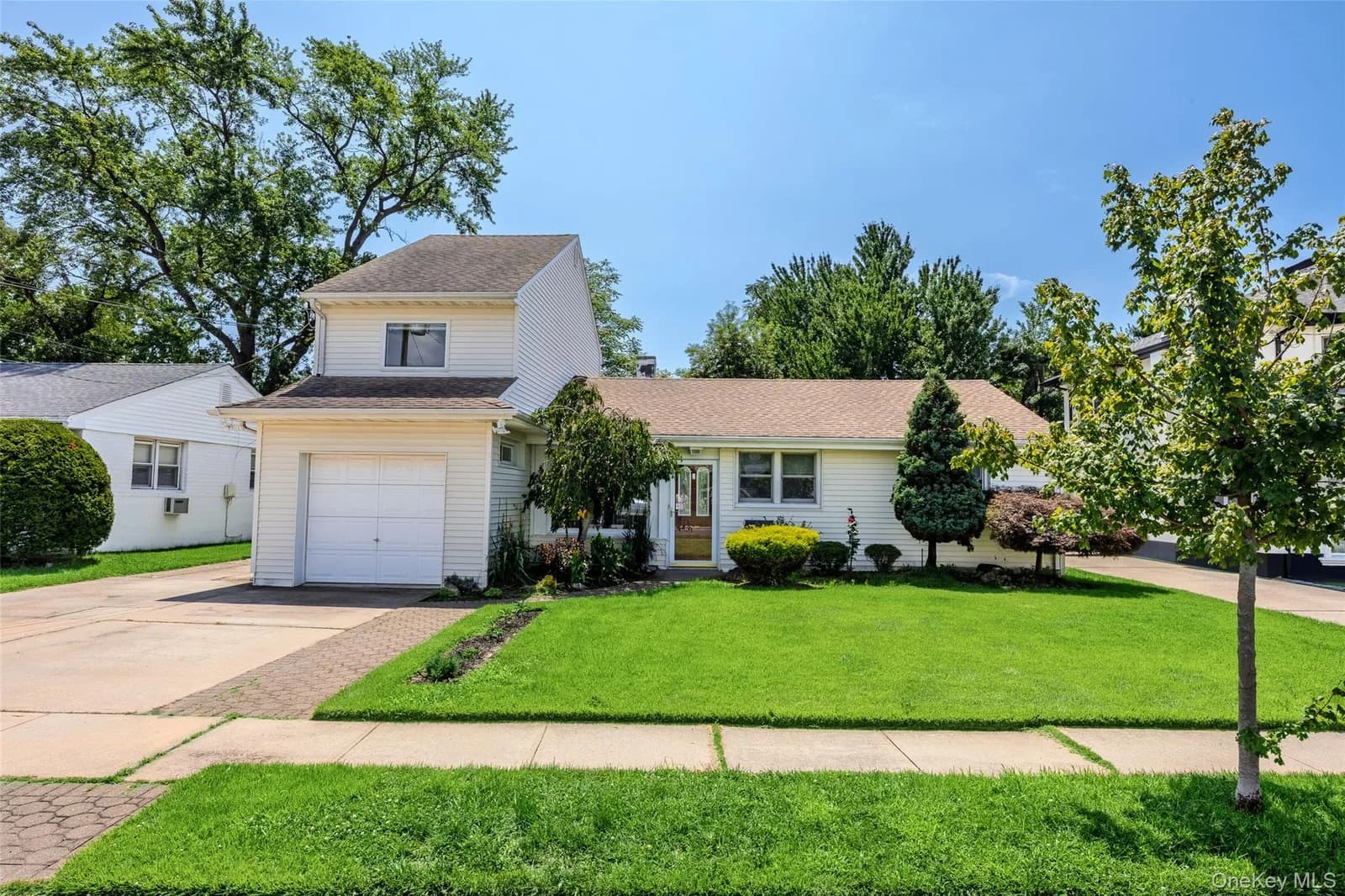 Single Family Residence in Hempstead, NY