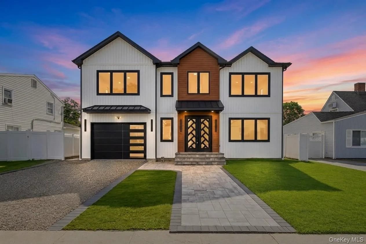 Single Family Residence in Oyster Bay, NY