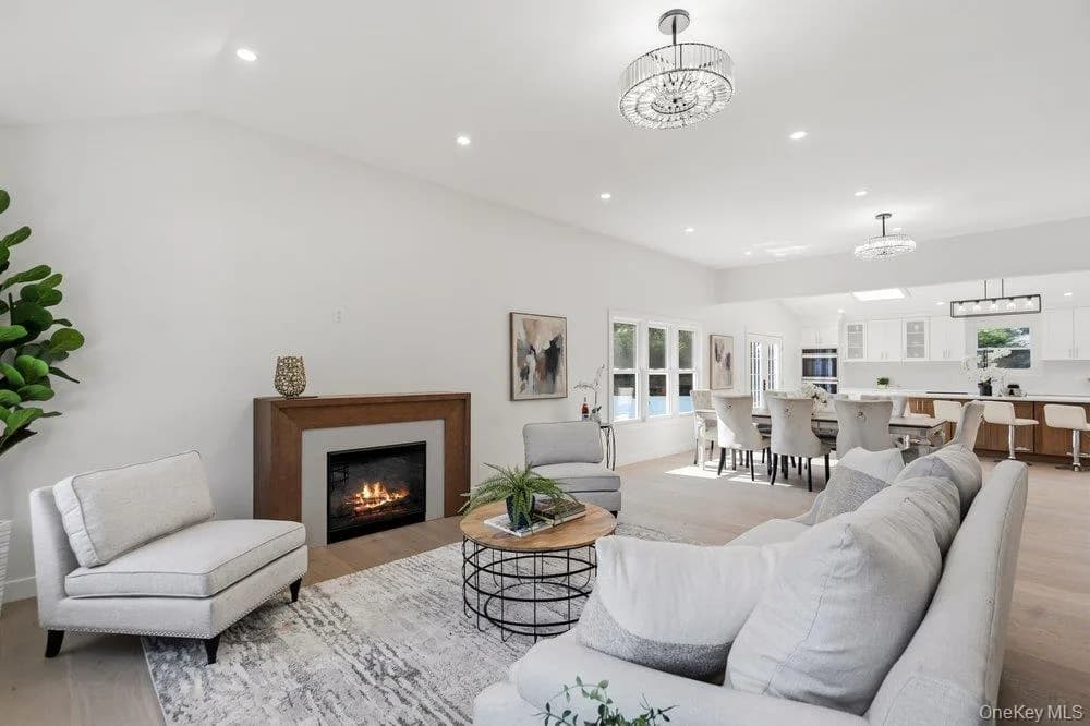 Single Family Residence in Oyster Bay, NY