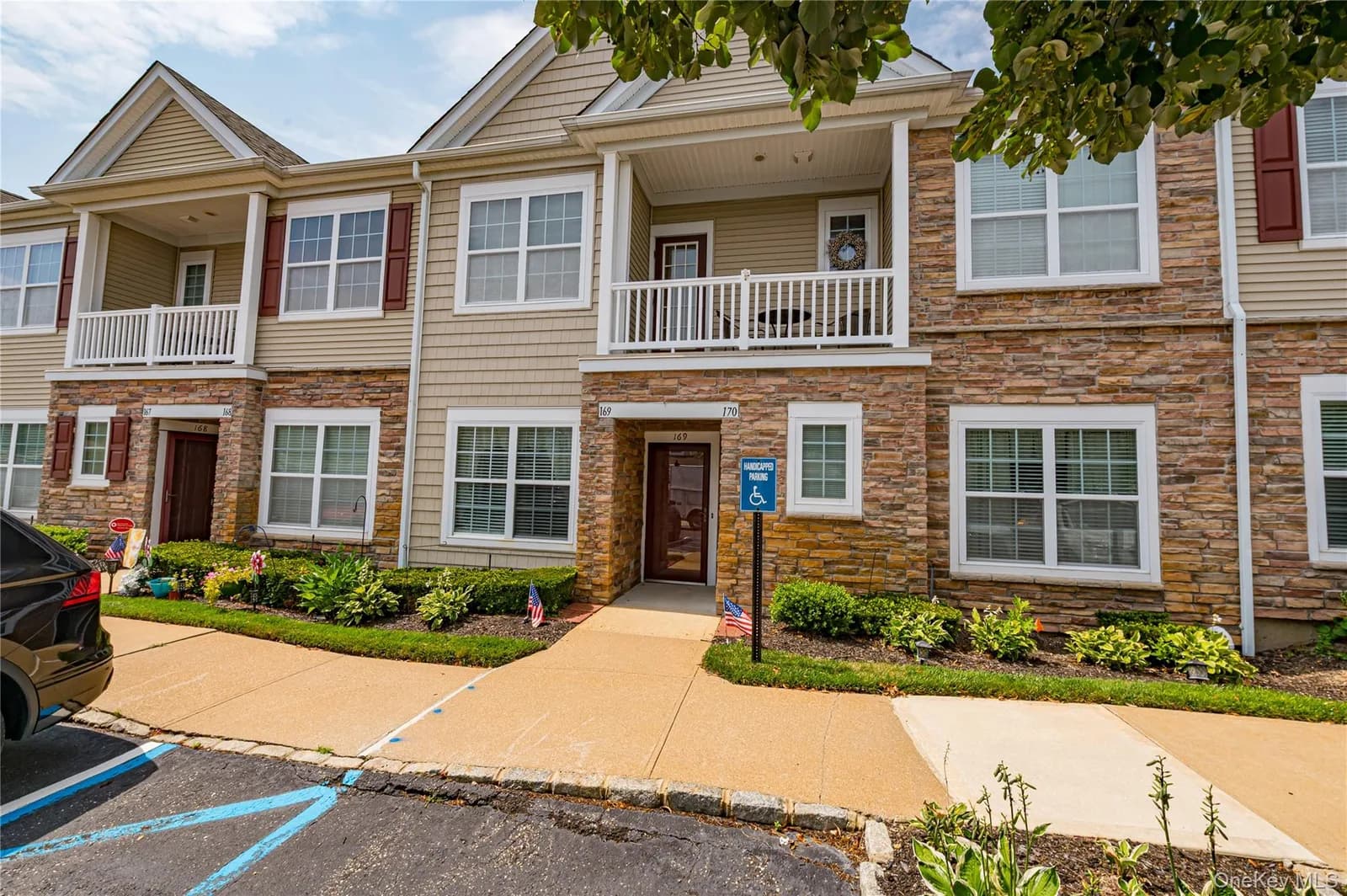 Condominium in Oyster Bay, NY