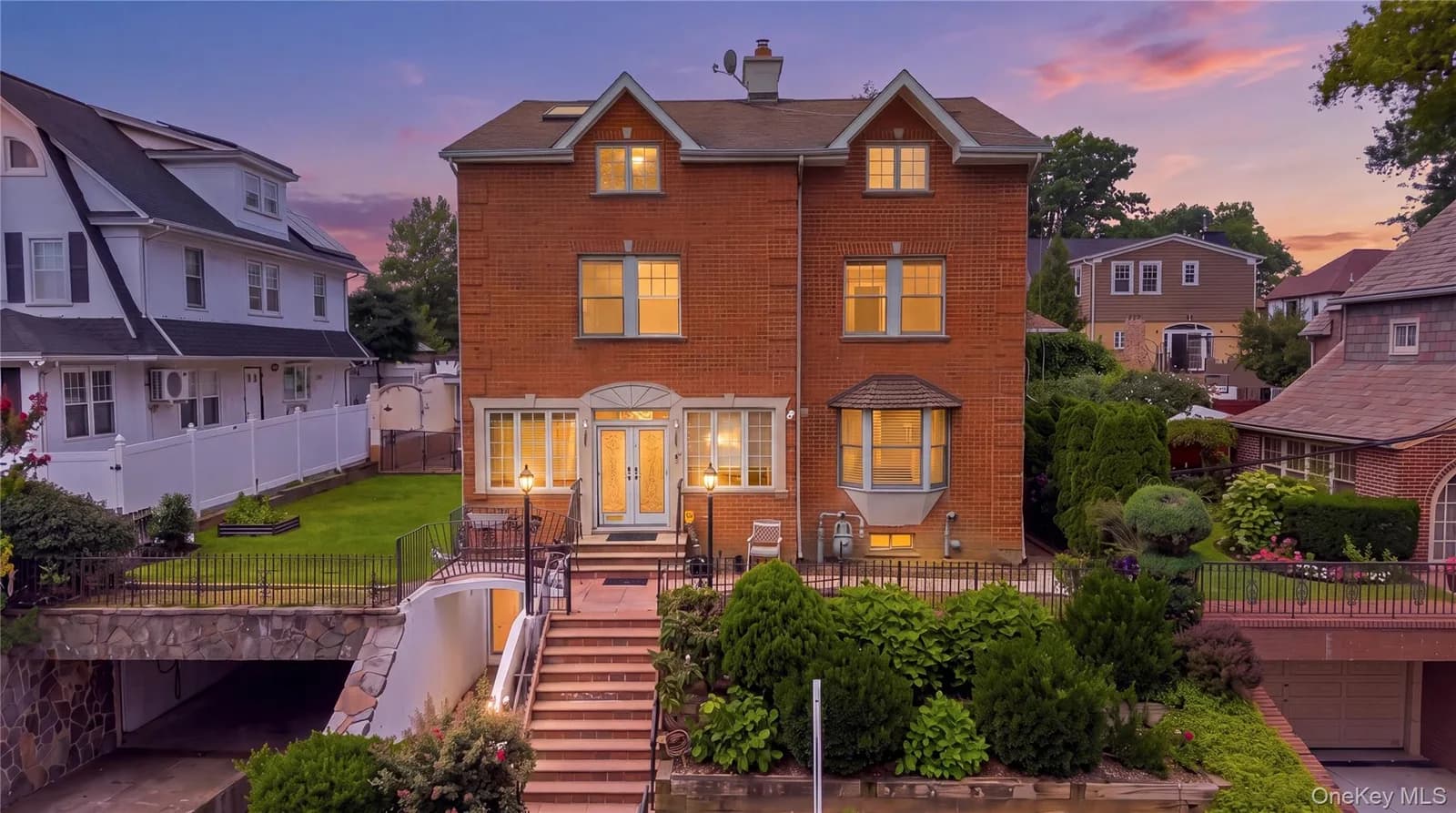Single Family Residence in Flushing, NY