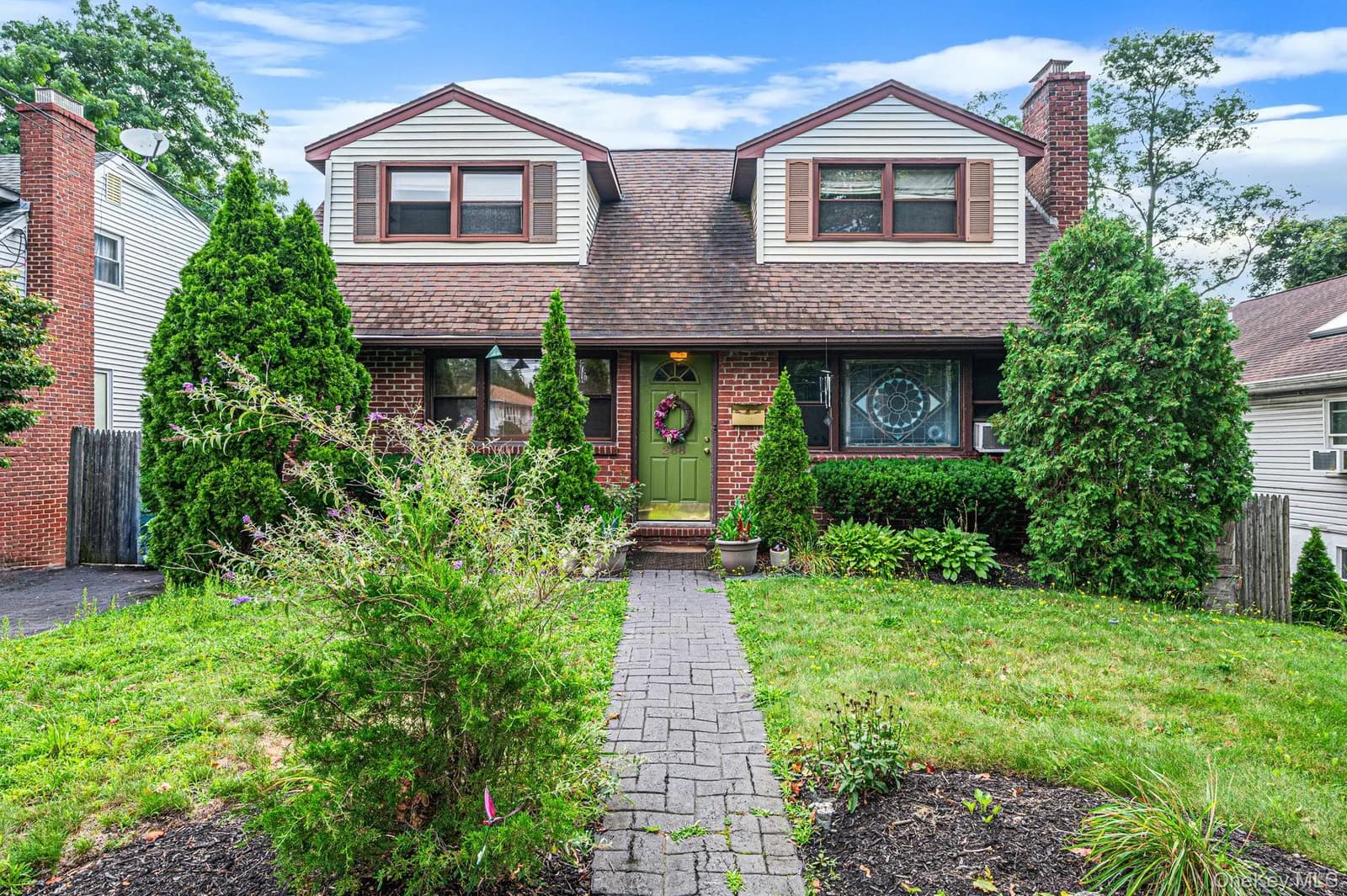 Single Family Residence in Huntington, NY