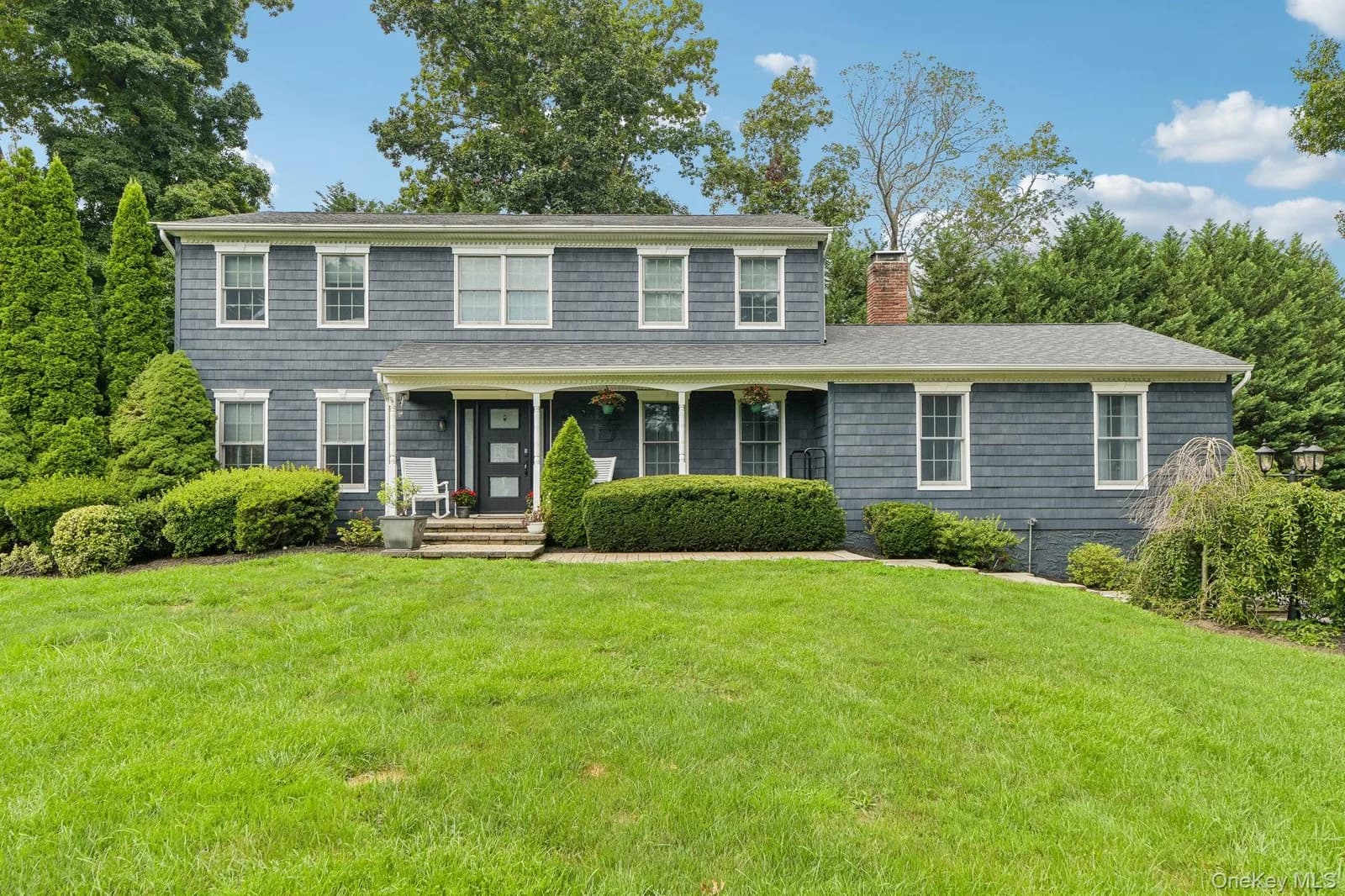 Single Family Residence in Huntington, NY