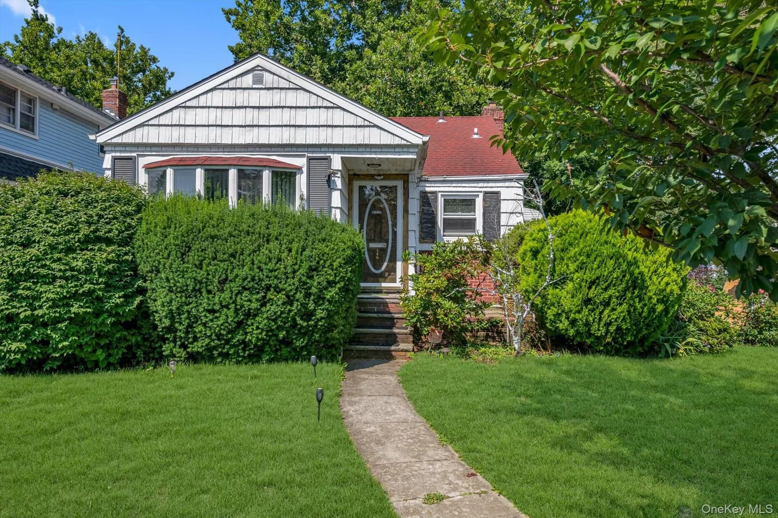 Single Family Residence in Hempstead, NY