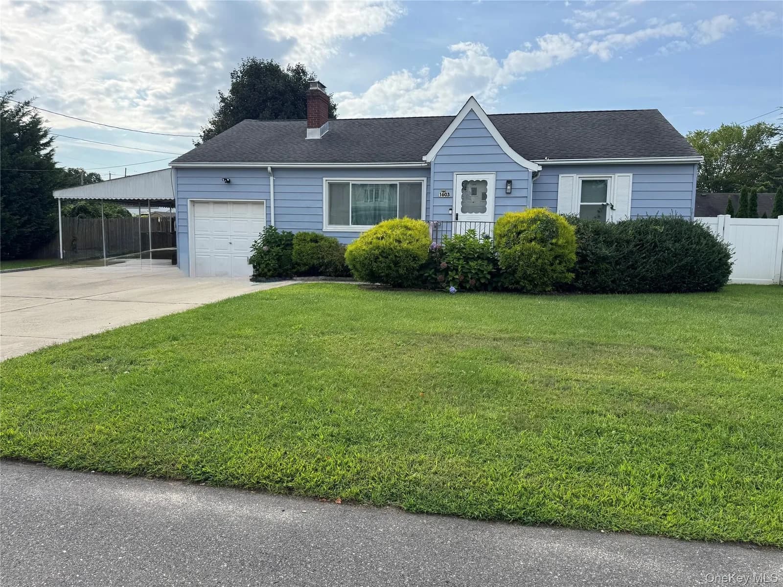 Single Family Residence in West Babylon, NY