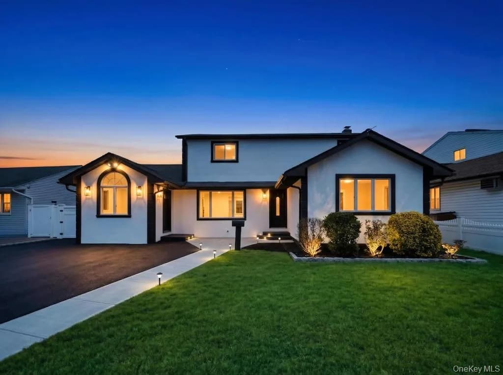 Single Family Residence in Oyster Bay, NY