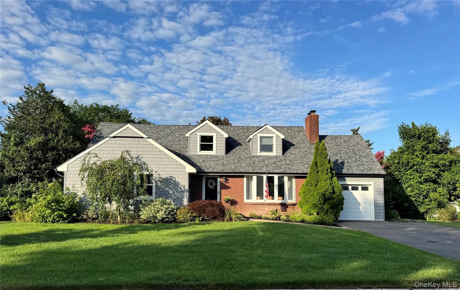 Single Family Residence in Islip, NY