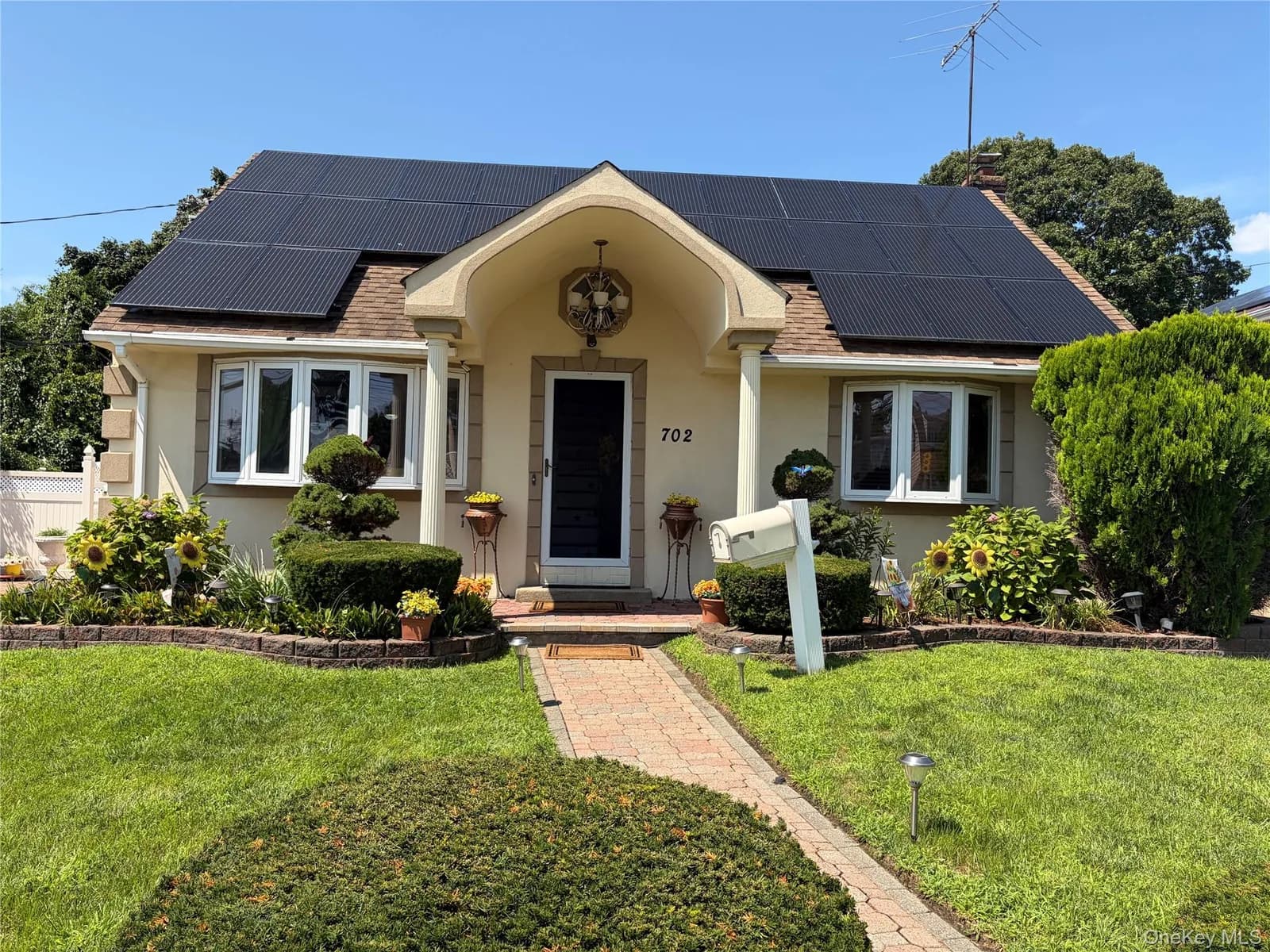Single Family Residence in Hempstead, NY