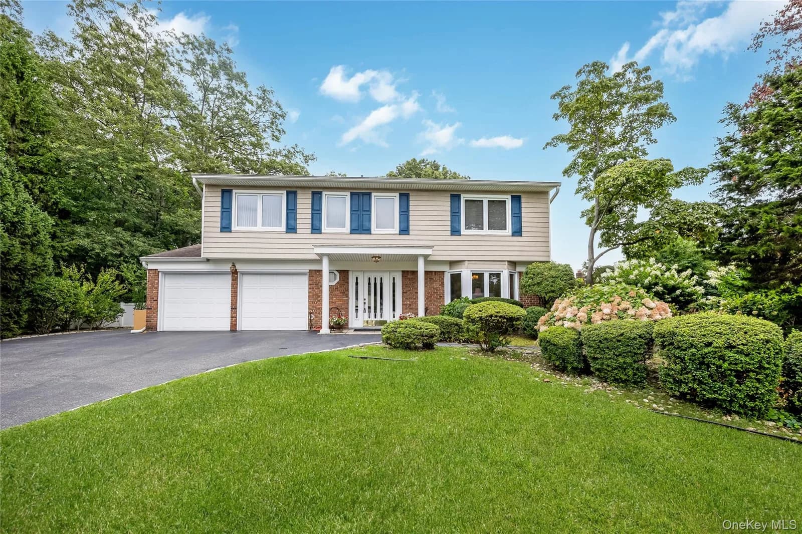 Single Family Residence in Smithtown, NY