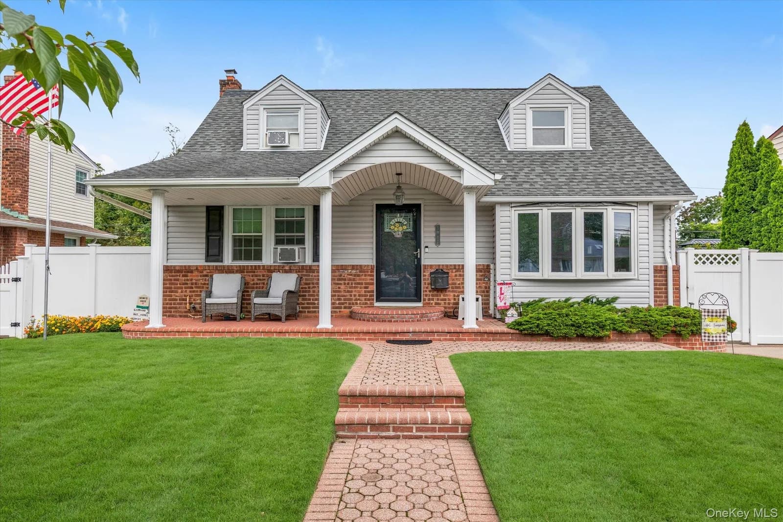 Single Family Residence in Hempstead, NY