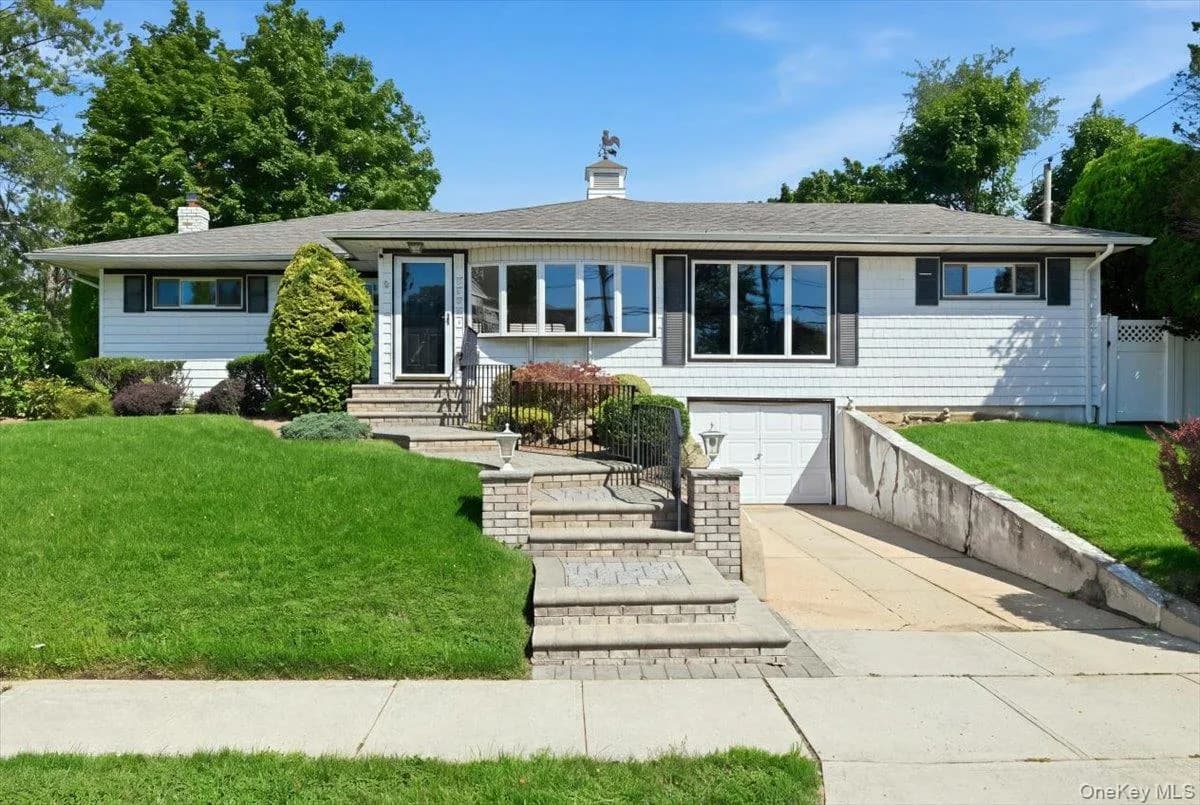 Single Family Residence in Hempstead, NY