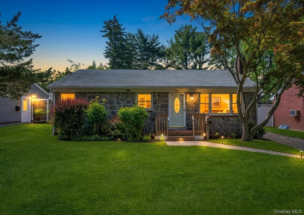 Single Family Residence in Huntington, NY