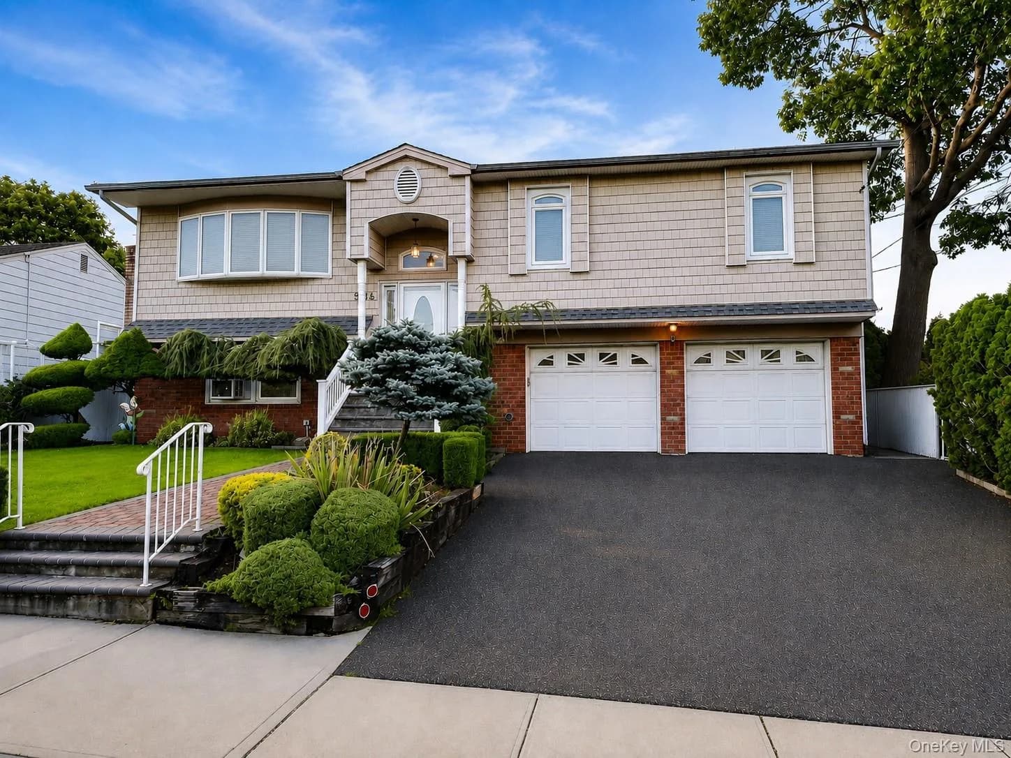 Single Family Residence in Hempstead, NY