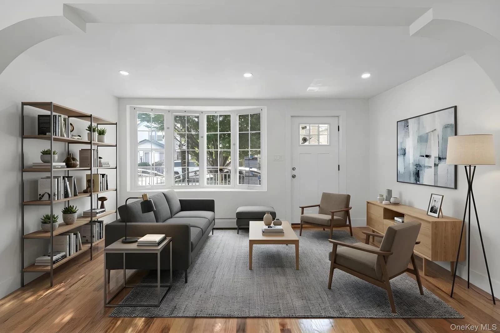 Single Family Residence in Richmond Hill, NY