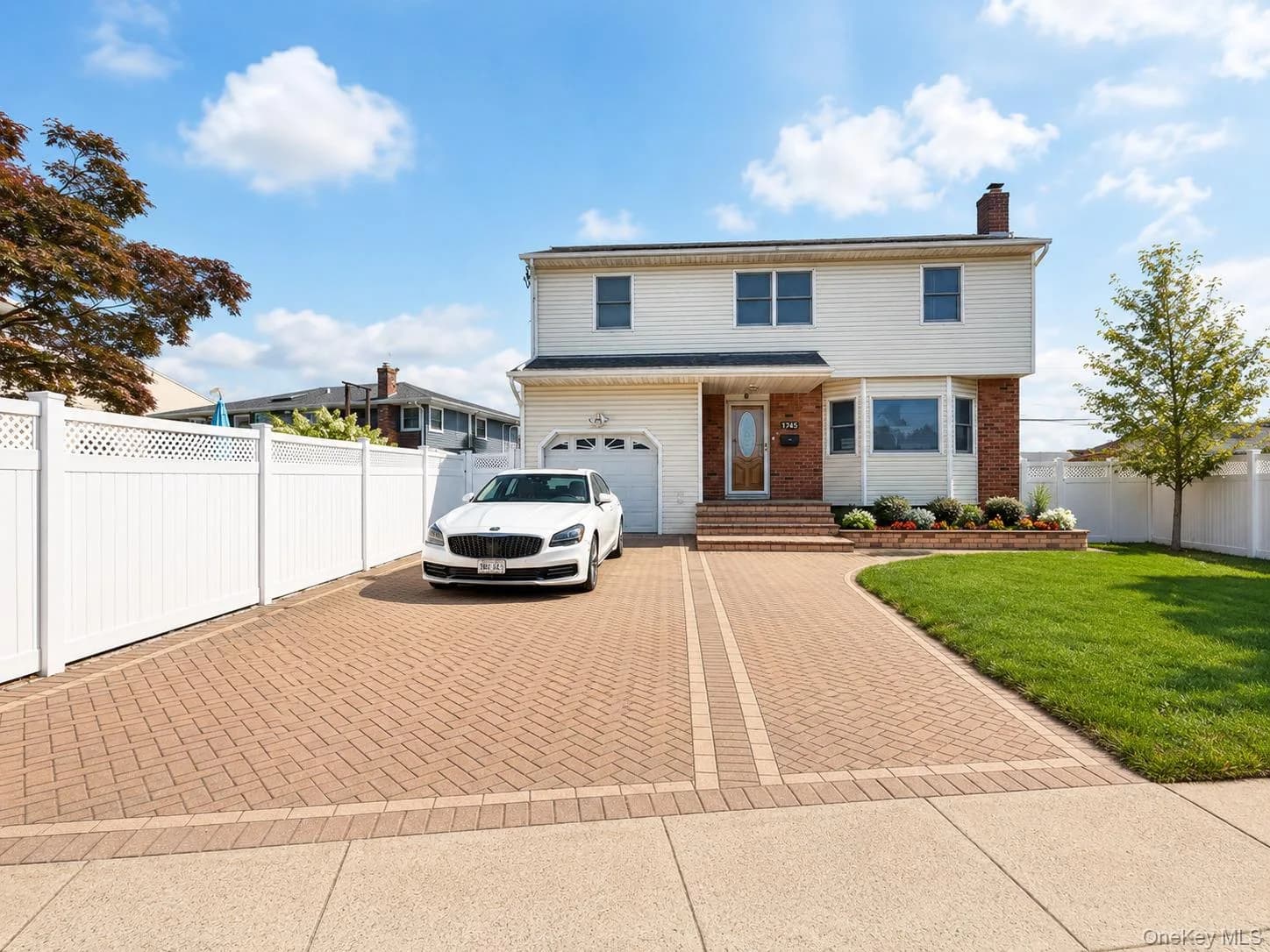Single Family Residence in Hempstead, NY