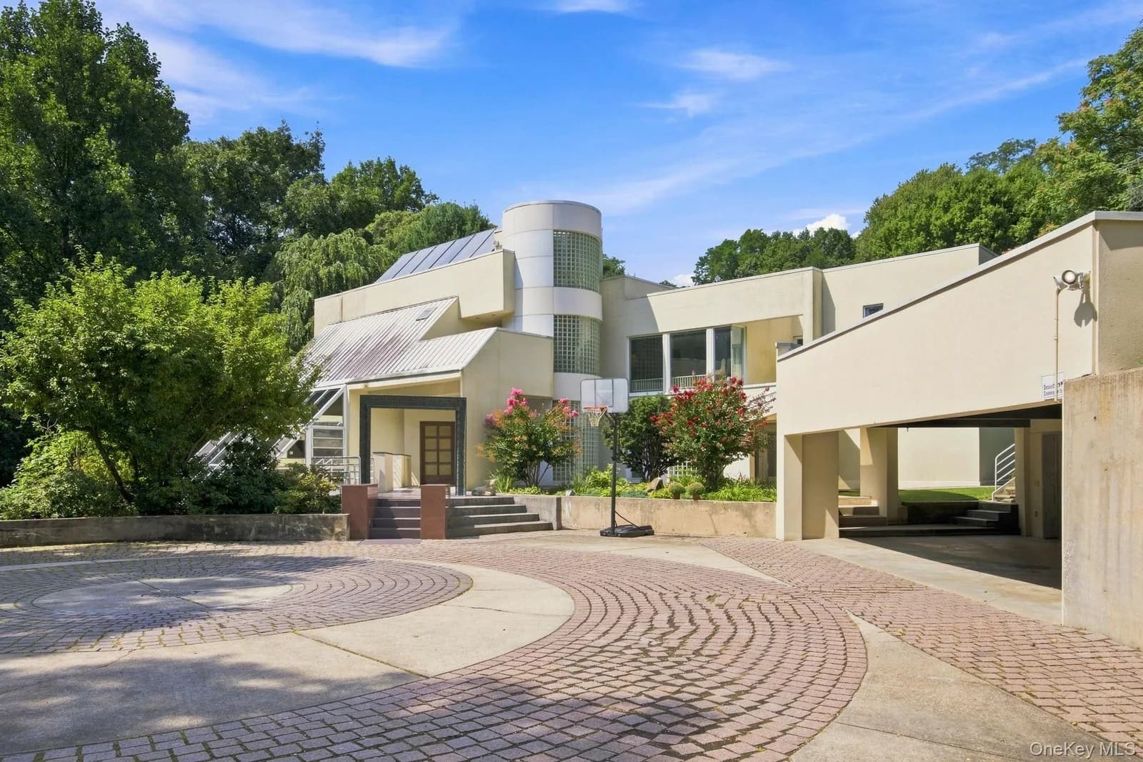 Single Family Residence in Oyster Bay, NY