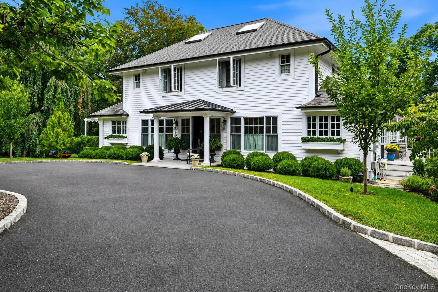 Single Family Residence in Huntington, NY