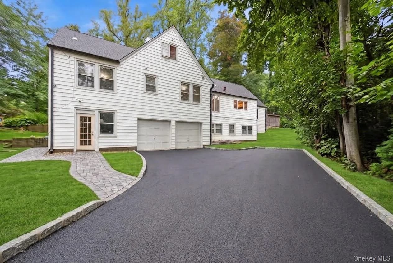 Single Family Residence in North Hempstead, NY