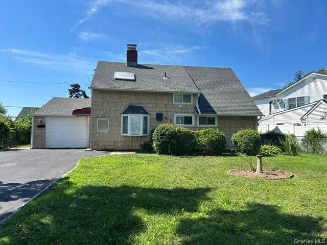 Single Family Residence in Oyster Bay, NY