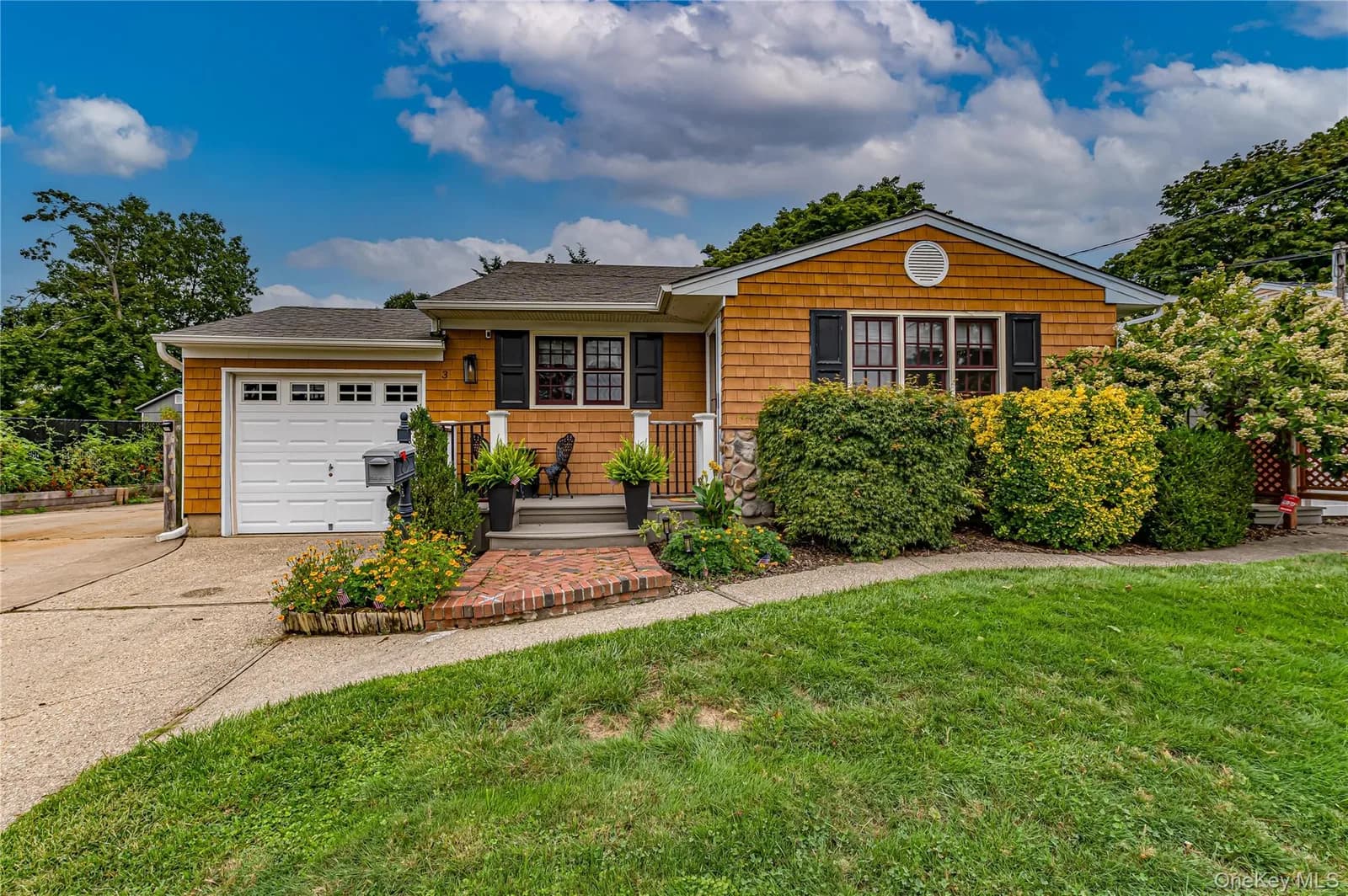 Single Family Residence in Smithtown, NY