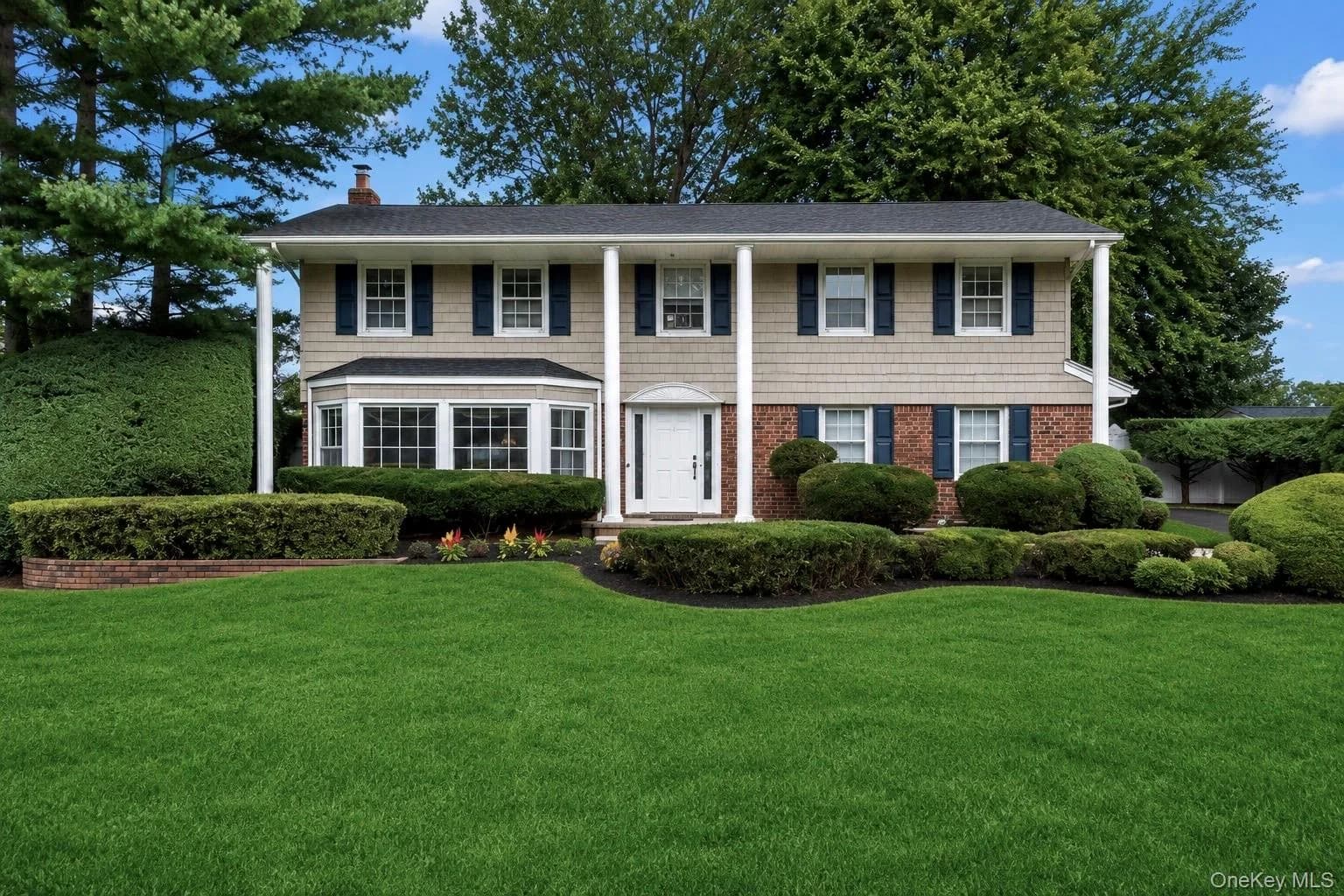Single Family Residence in Huntington, NY
